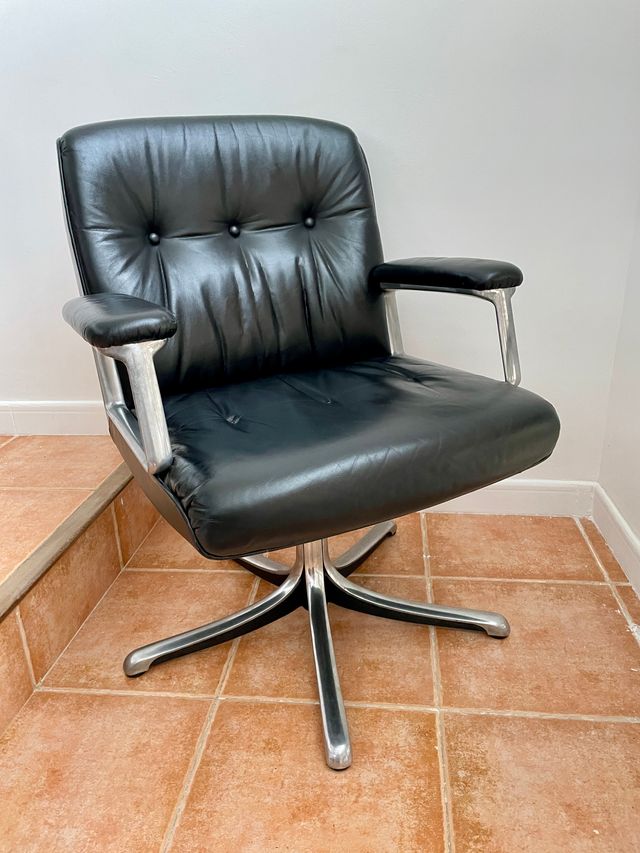 Poltrona “Tecno” Borsani vintage em pele preta