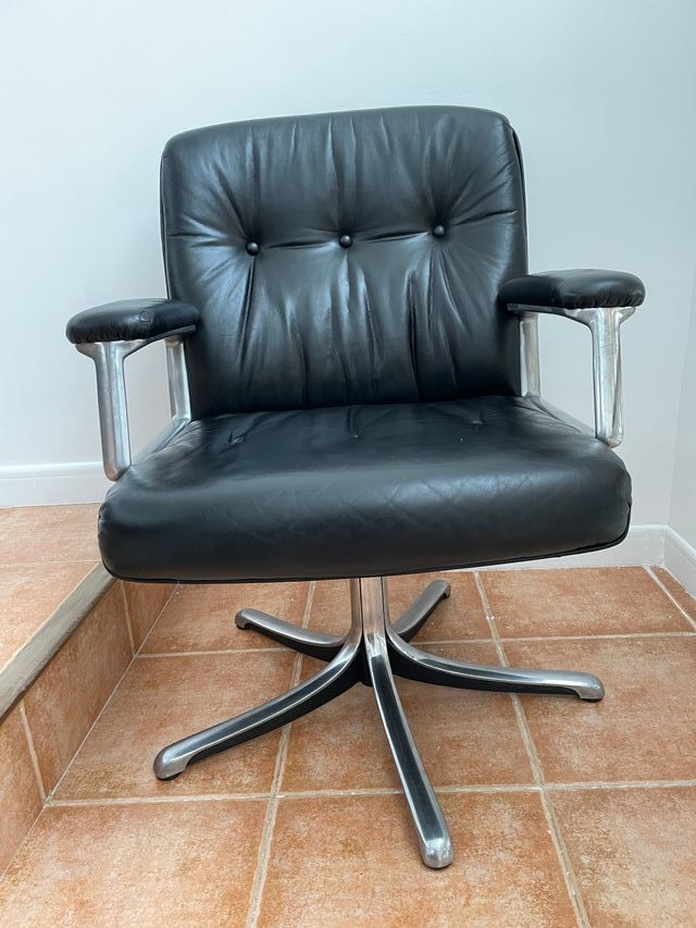 Poltrona “Tecno” Borsani vintage em pele preta