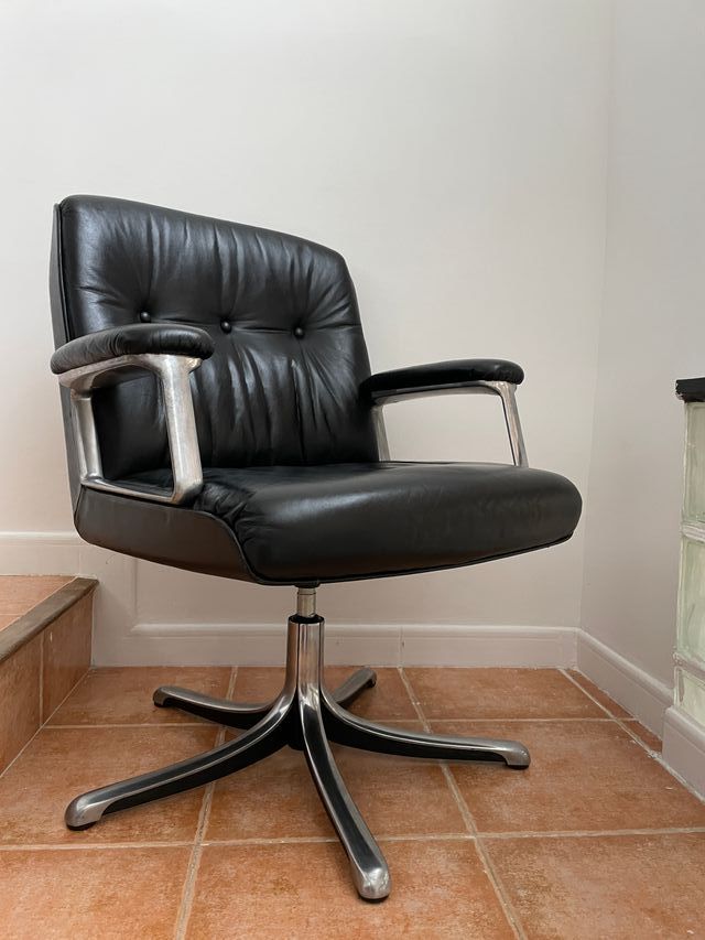 Poltrona “Tecno” Borsani vintage em pele preta