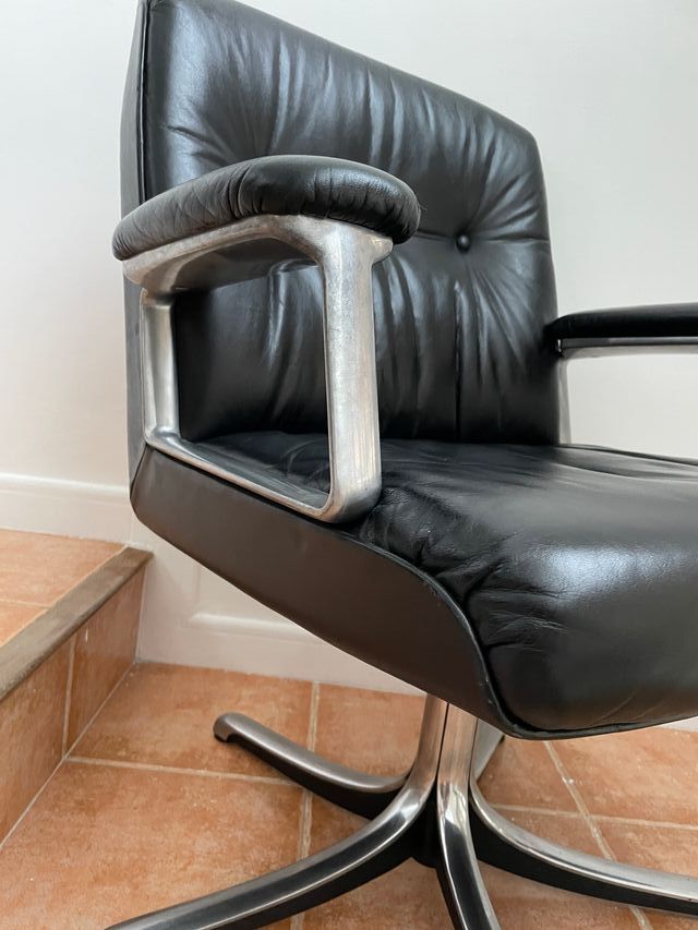 Poltrona “Tecno” Borsani vintage em pele preta