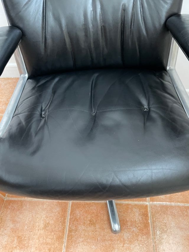 Poltrona “Tecno” Borsani vintage em pele preta