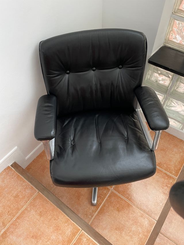 Poltrona “Tecno” Borsani vintage em pele preta