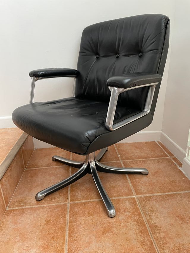 Poltrona “Tecno” Borsani vintage em pele preta