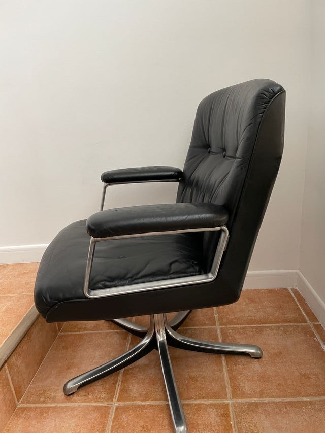 Poltrona “Tecno” Borsani vintage em pele preta