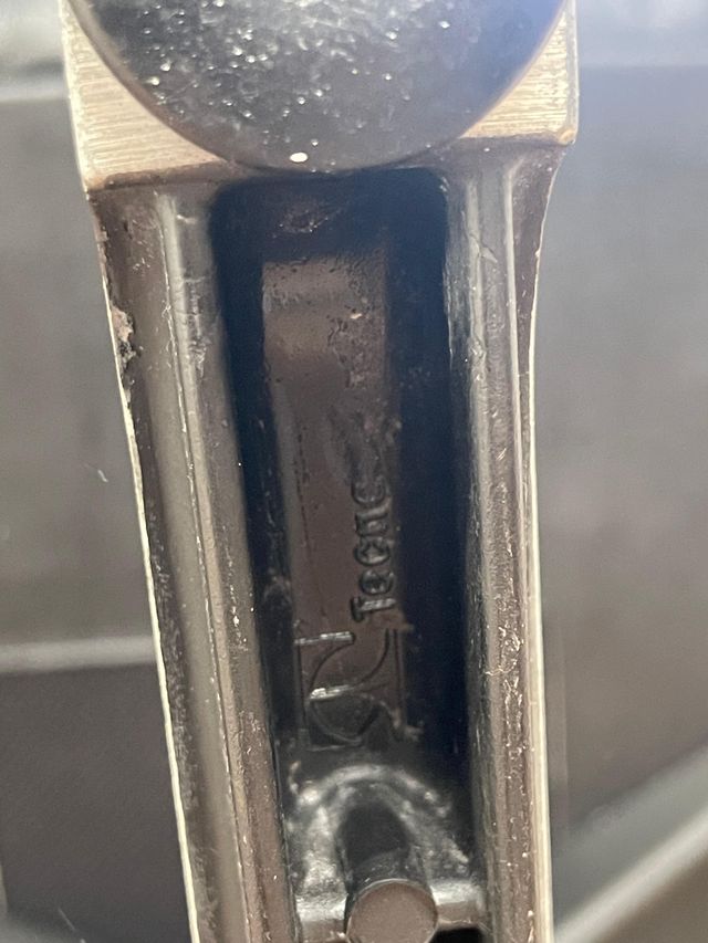 Poltrona “Tecno” Borsani vintage em pele preta