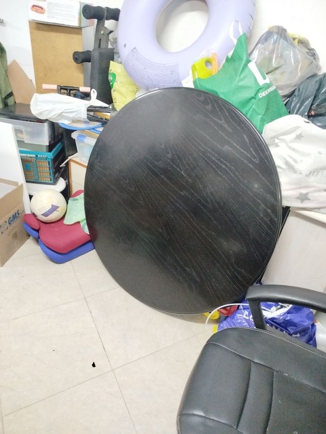 Mesa redonda negra de madera