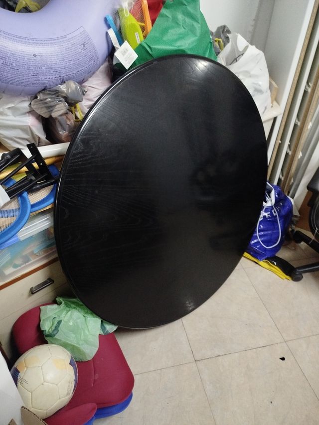 Mesa redonda negra de madera