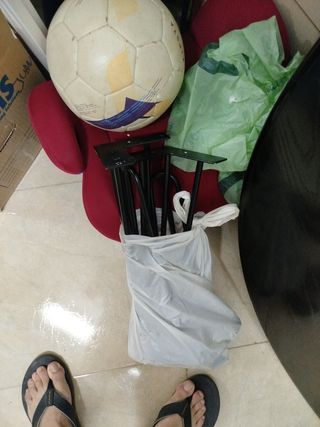 Mesa redonda negra de madera