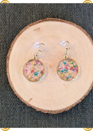 Pendientes flores resina dorados