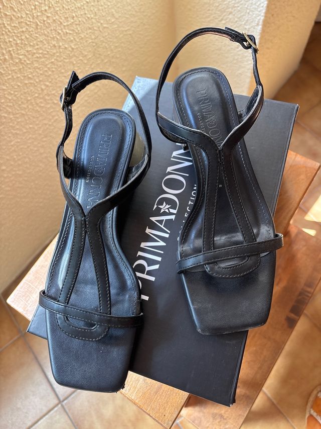 Sandalias Primadonna negras tacón dorado