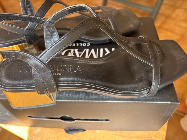 Sandalias Primadonna negras tacón dorado