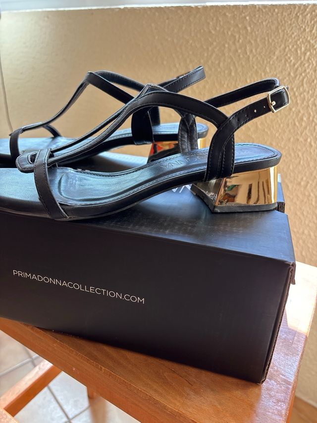 Sandalias Primadonna negras tacón dorado