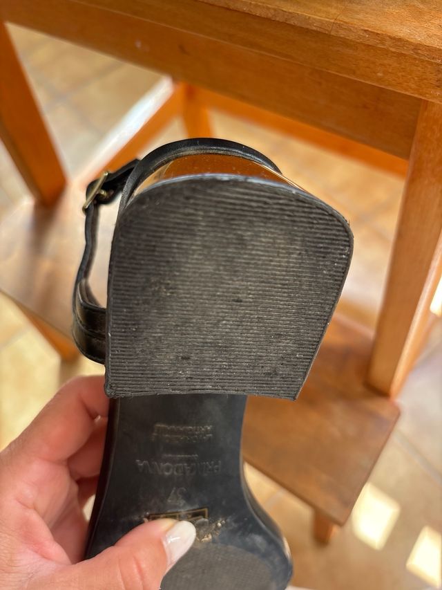 Sandalias Primadonna negras tacón dorado