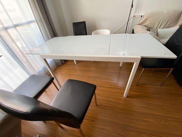 Mesa comedor extensible. Superficie cromada.