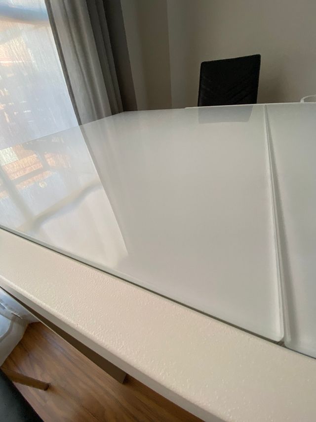 Mesa comedor extensible. Superficie cromada.