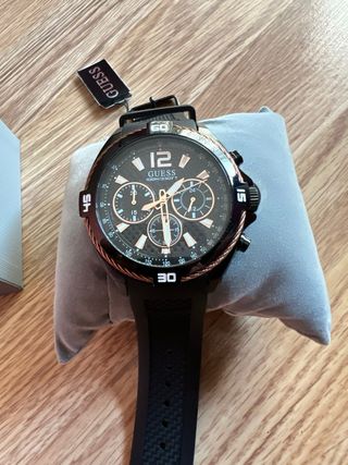 Reloj Guess negro y dorado