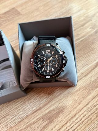 Reloj Guess negro y dorado
