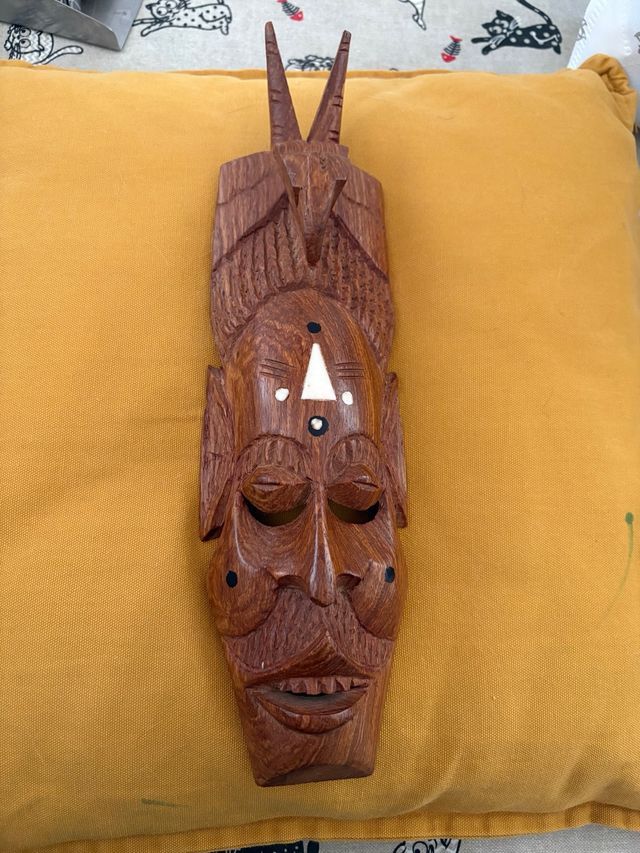 Máscara africana tallada a mano