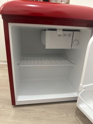 Mini nevera roja Cecotec
