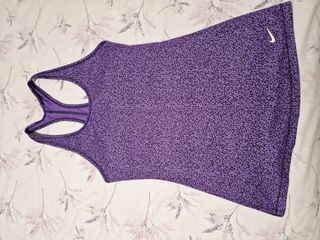 Camiseta Nike Dri-Fit morada deportiva