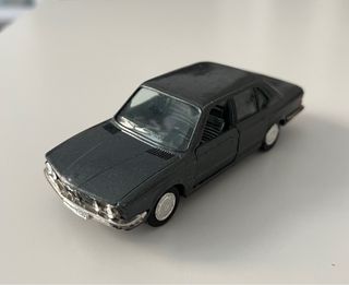 Miniatura BMW 528i 1:43