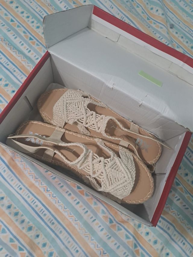Sandali bassi beige da donna