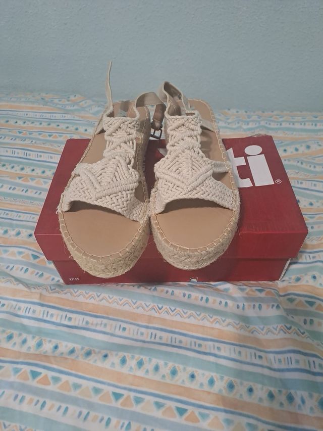 Sandali bassi beige da donna