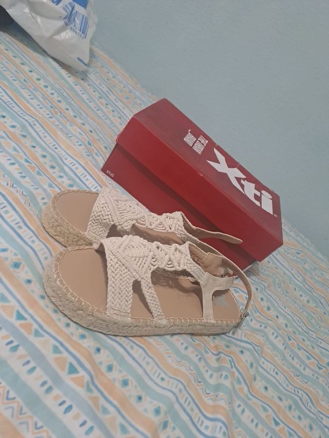 Sandali bassi beige da donna