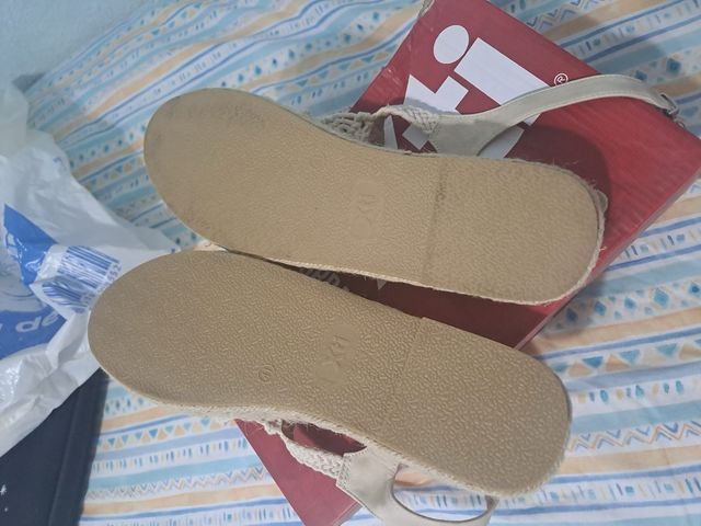 Sandali bassi beige da donna