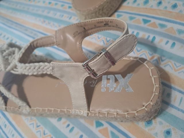 Sandali bassi beige da donna