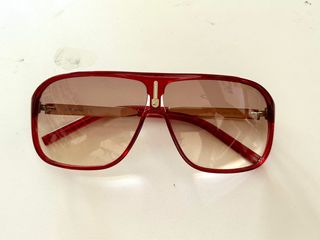 Gafas Carrera rojas con patiñlas doradas. 