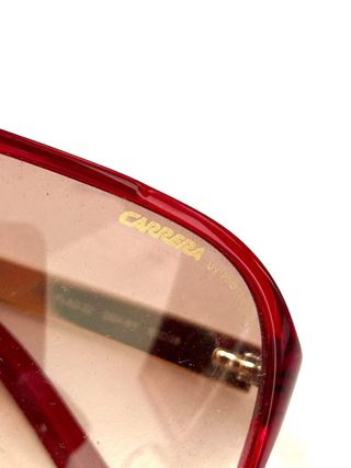 Gafas Carrera rojas con patiñlas doradas. 