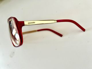 Gafas Carrera rojas con patiñlas doradas. 