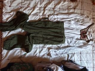 Mono verde oliva y blanco - T38