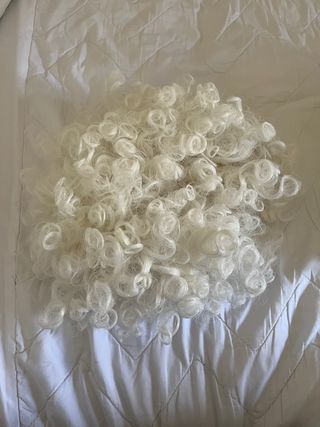 Peluca rizada blanca