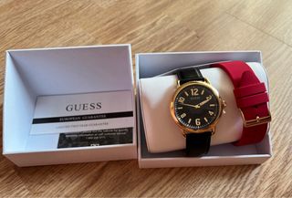 Reloj Guess dorado y negro