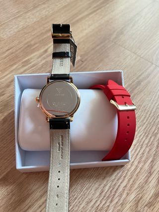 Reloj Guess dorado y negro