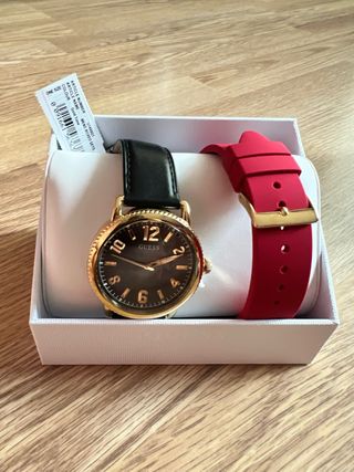 Reloj Guess dorado y negro