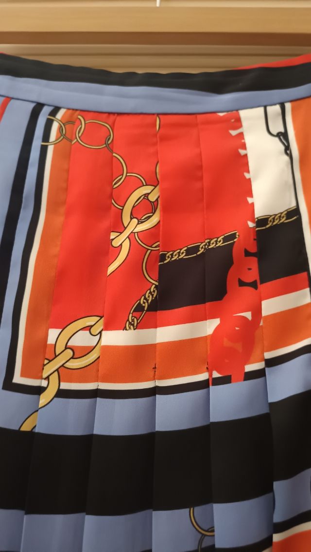 Falda plisada roja y azul