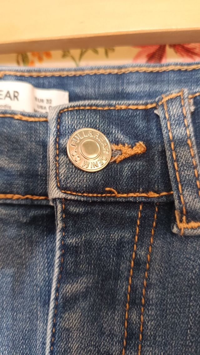Vaqueros campana Pull&Bear (talla S)