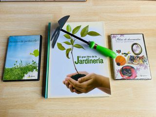 Herramientas jardinería: azada y libros