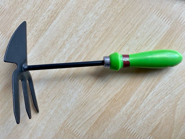 Herramientas jardinería: azada y libros