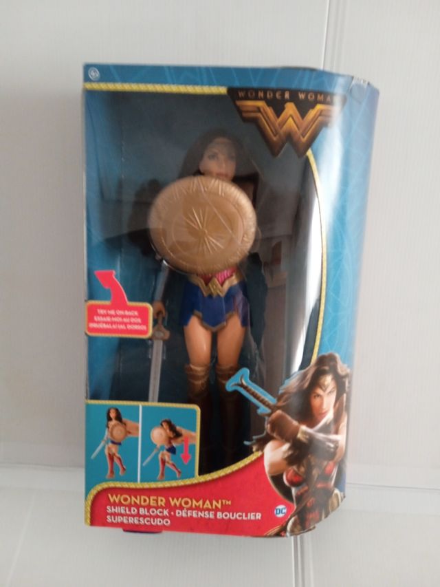 Muñeca Wonder Woman con escudo