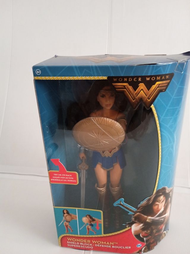 Muñeca Wonder Woman con escudo