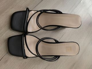 Sandalias negras tacón cuadrado