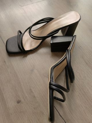 Sandalias negras tacón cuadrado