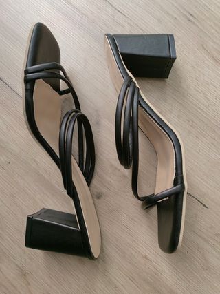 Sandalias negras tacón cuadrado