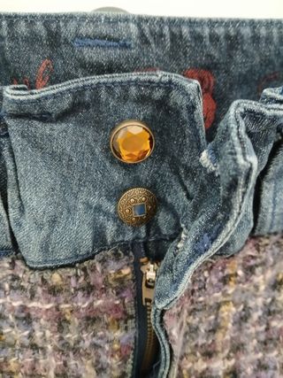 Minifalda vaquera Desigual multicolor.