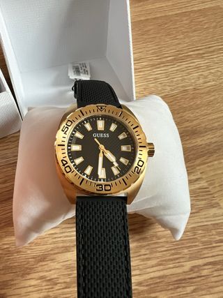 Reloj Guess dorado y negro