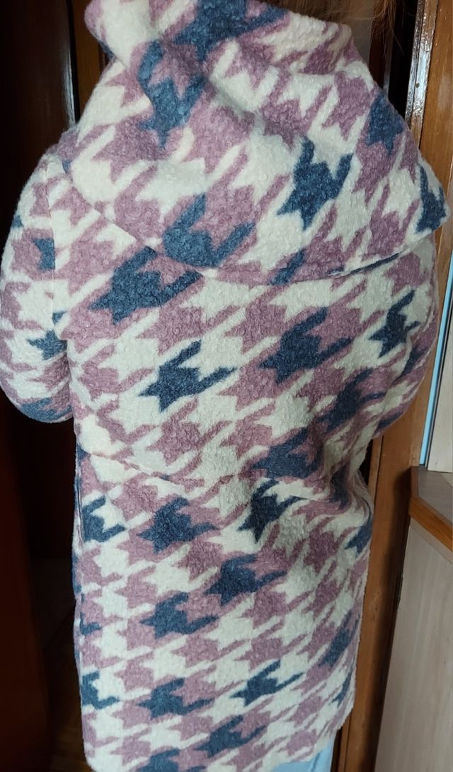 Chaqueta capucha - Talla XL
65 cm.de largo. 5